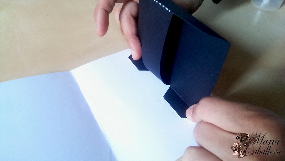 Pegamos!!! s\u00f3lo las dos pesta\u00f1as, la parte larga que es una tira   debe quedar en la parte abierta de la tarjeta