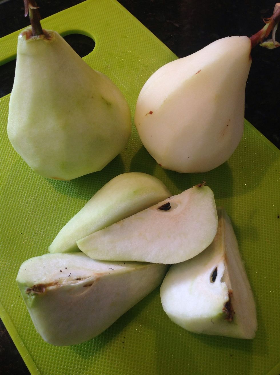 Pela y corta las peras en cuartos