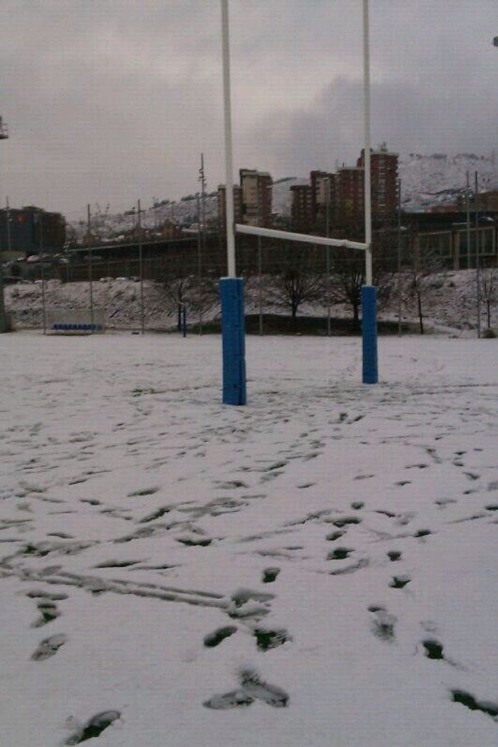 Per jugar a rugby has de poder jugar en qualsevol camp com estigui amb neu, que estigui plovent, amb molt de vent... En concret has de poder jugar amb qualsevol temperatura.