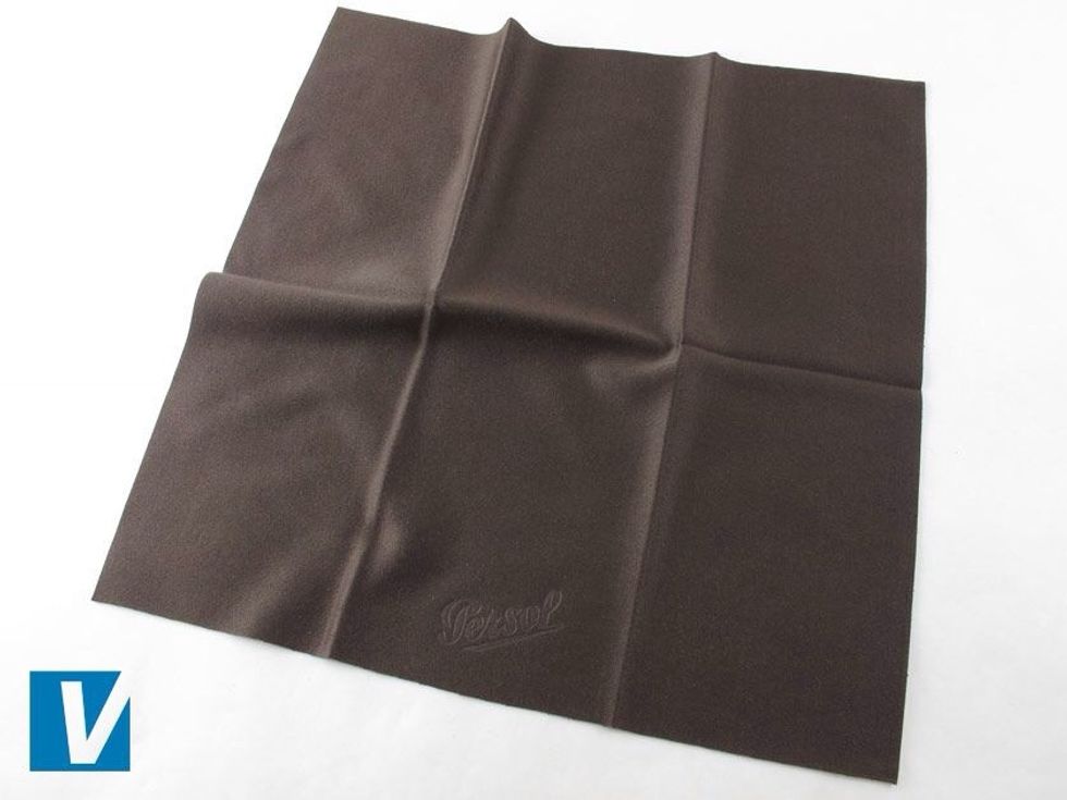 Persol sunglasses are accompanied by a dust cloth featuring the Persol logo. Check that the logo is consistent with the official ones used in every detail especially letter shape.