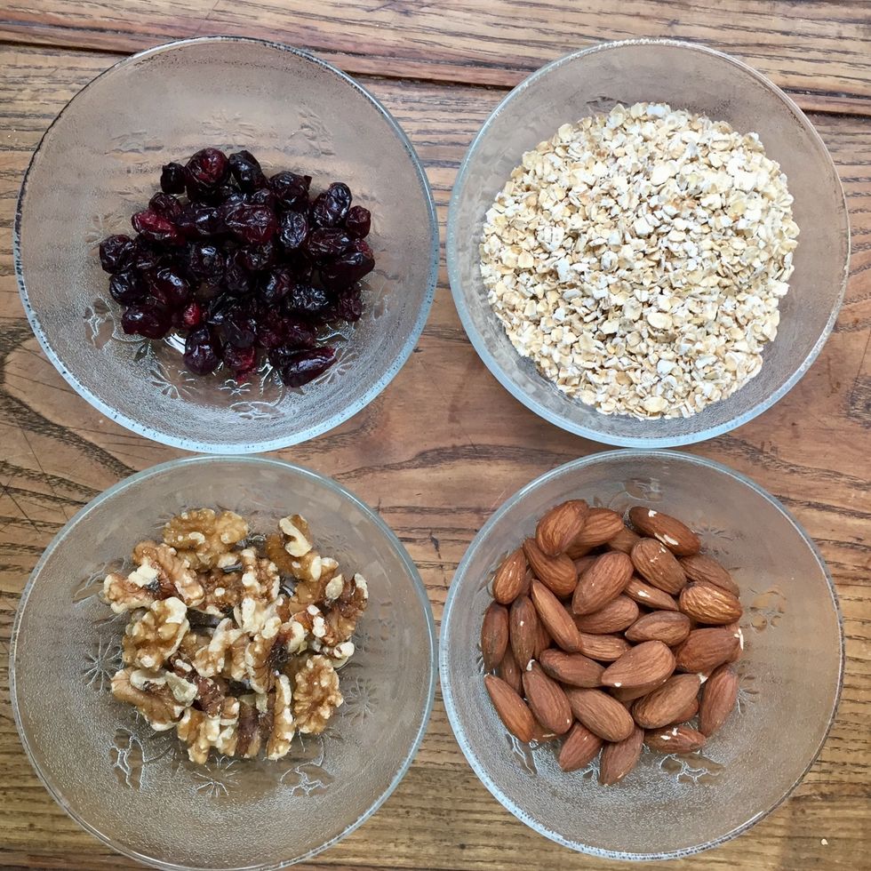 Pesez l'ensemble des ingr\u00e9dients, \u00e0 l'exception du miel, afin de les avoir \u00e0 port\u00e9 de main.