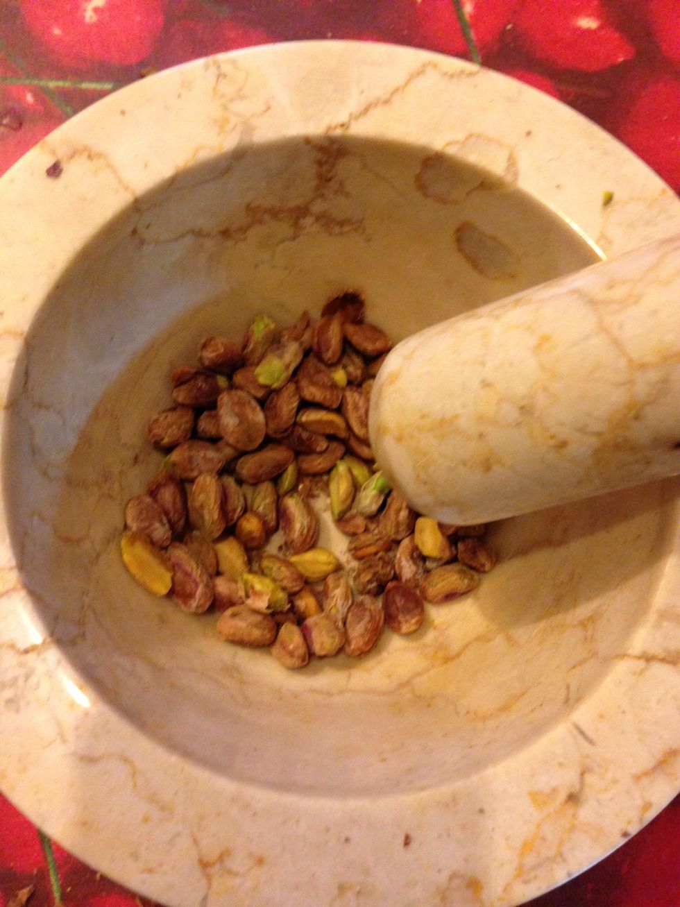 Pestate i pistacchi nel mortaio facendo attenzione a non ridurli in polvere.