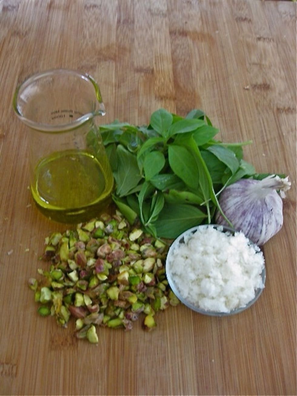 Pesto sauce: blend basil, pistachios, olive oil, salt&pepper, and 3 garlic cloves. Add a little bit of water if sauce becomes too thick to blend. You can also use pine nuts.