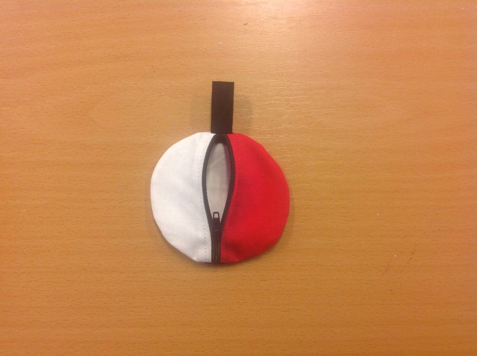 Peta ut alla kanter s\u00e5 att den f\u00e5r en fin rund form.