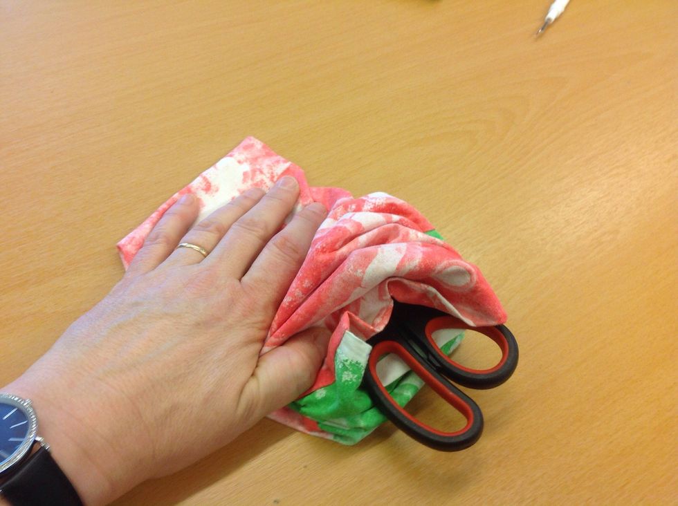 Peta ut h\u00f6rnen med en sax.