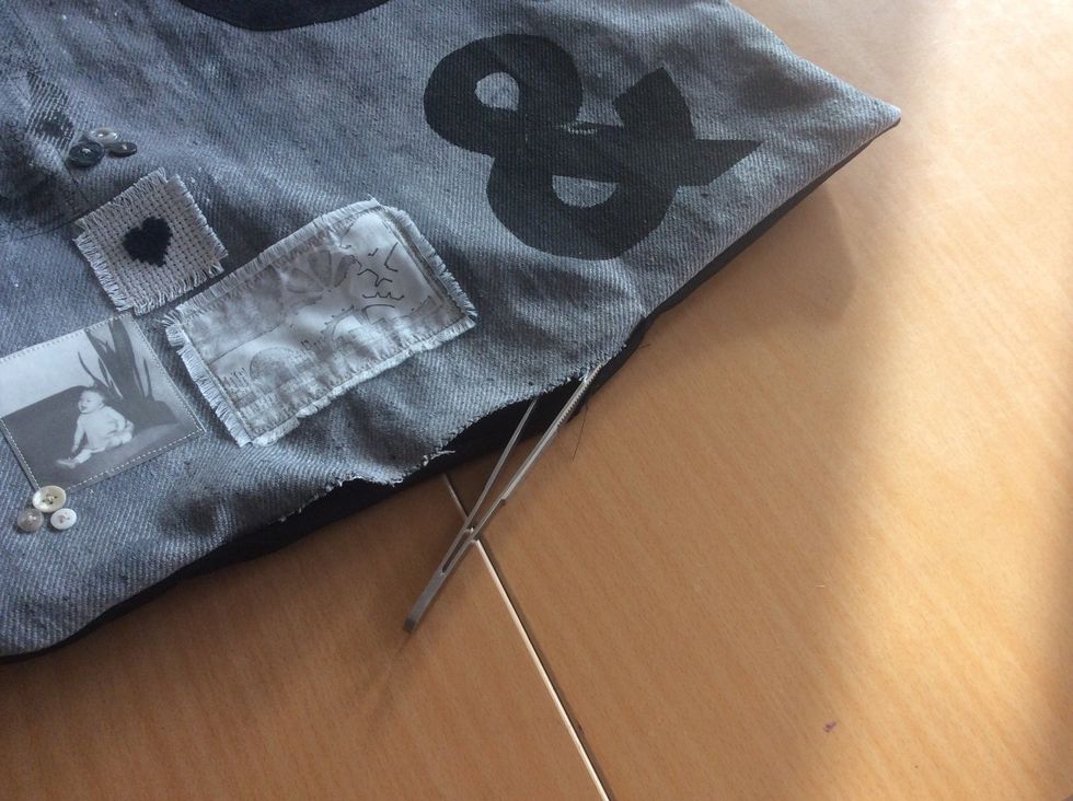 Peta ut h\u00f6rnen tex med en pincett.