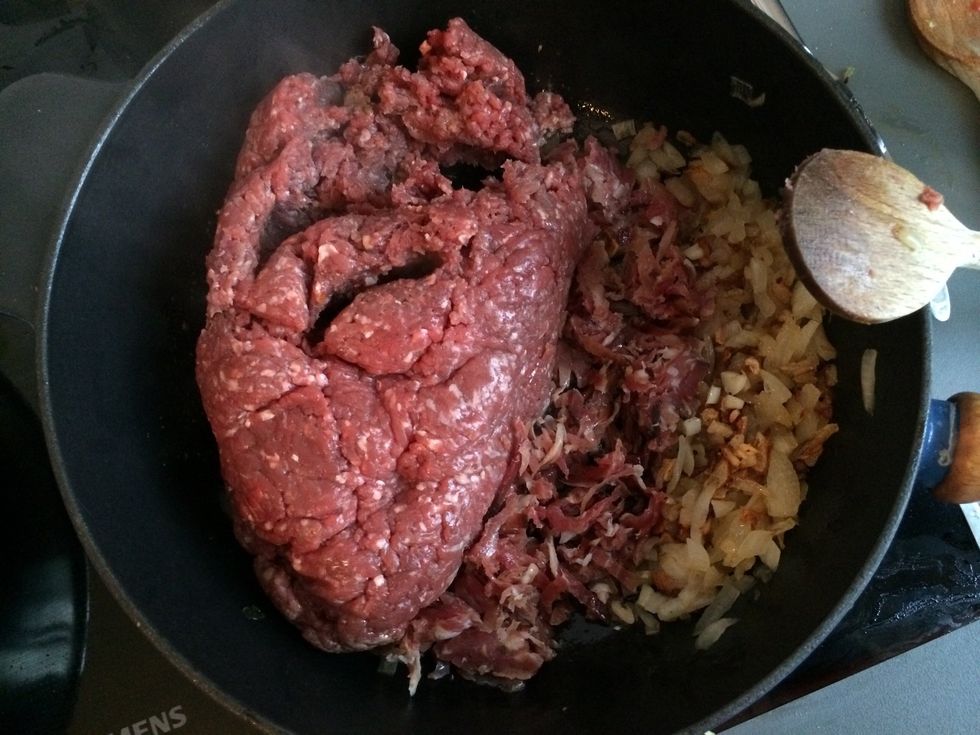 Pfanne mit Zwiebeln erhitzen. Die Seite auf der Zwiebeln liegen aus der heissen Zone schieben. Speck kurz anbraten, Hack dazu und wenn es nicht mehr rot ist mit Zwiebeln mischen und gut durchbraten.