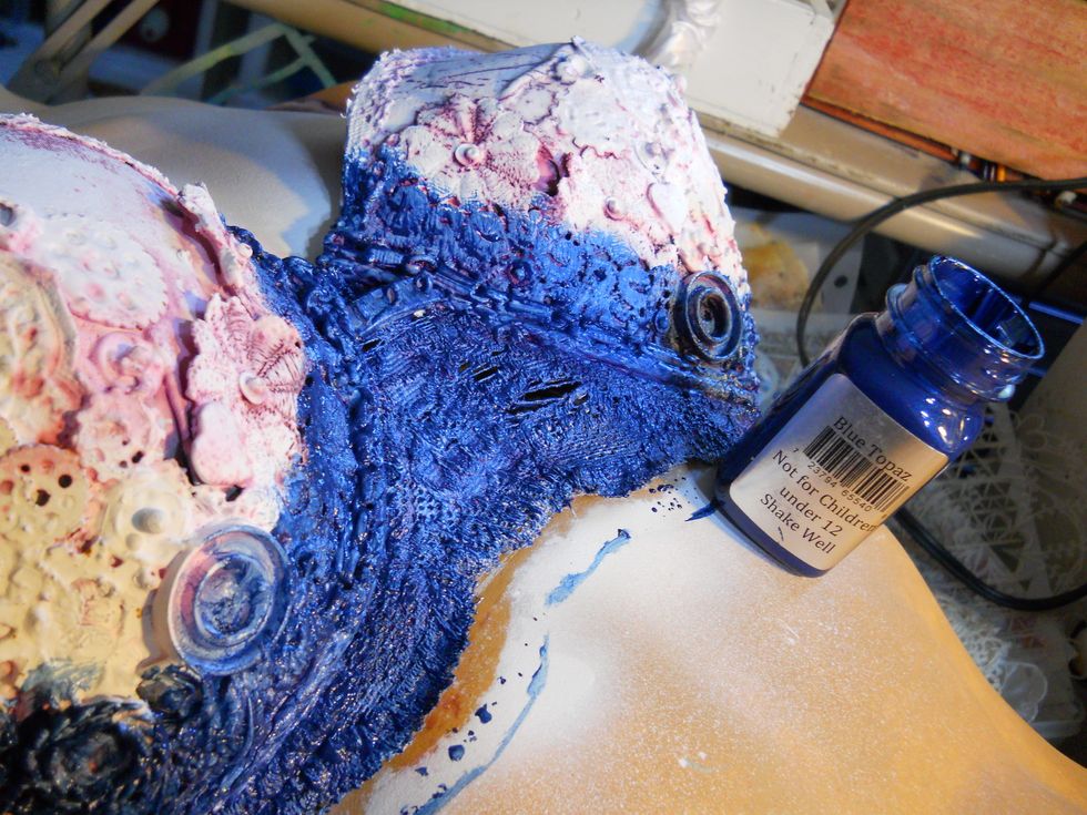 Piant the lower portion of the bra with AA "Blue topaz"