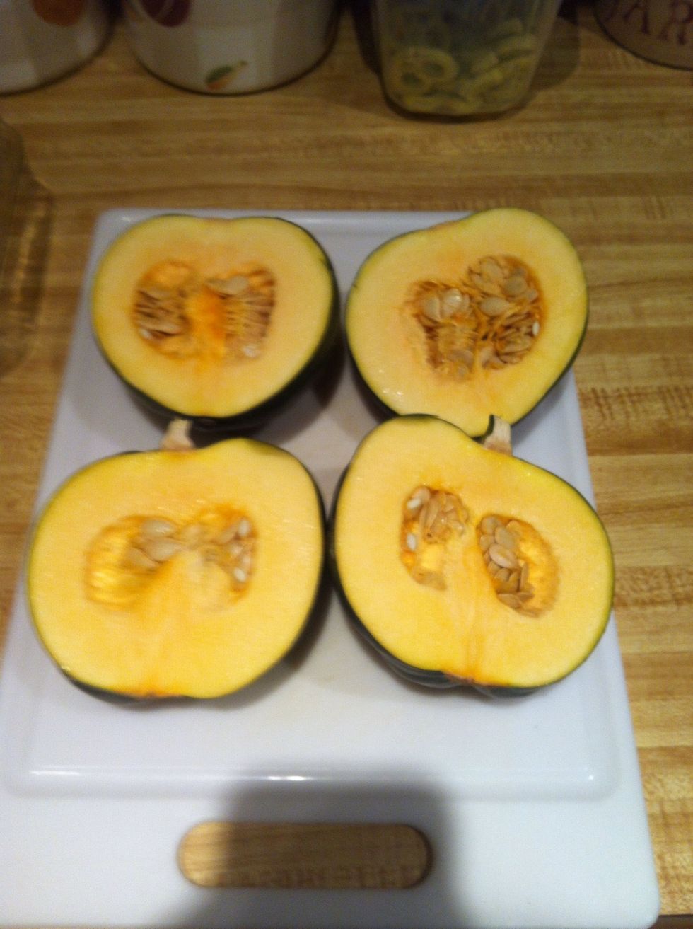 Pica la comida en partes iguales.