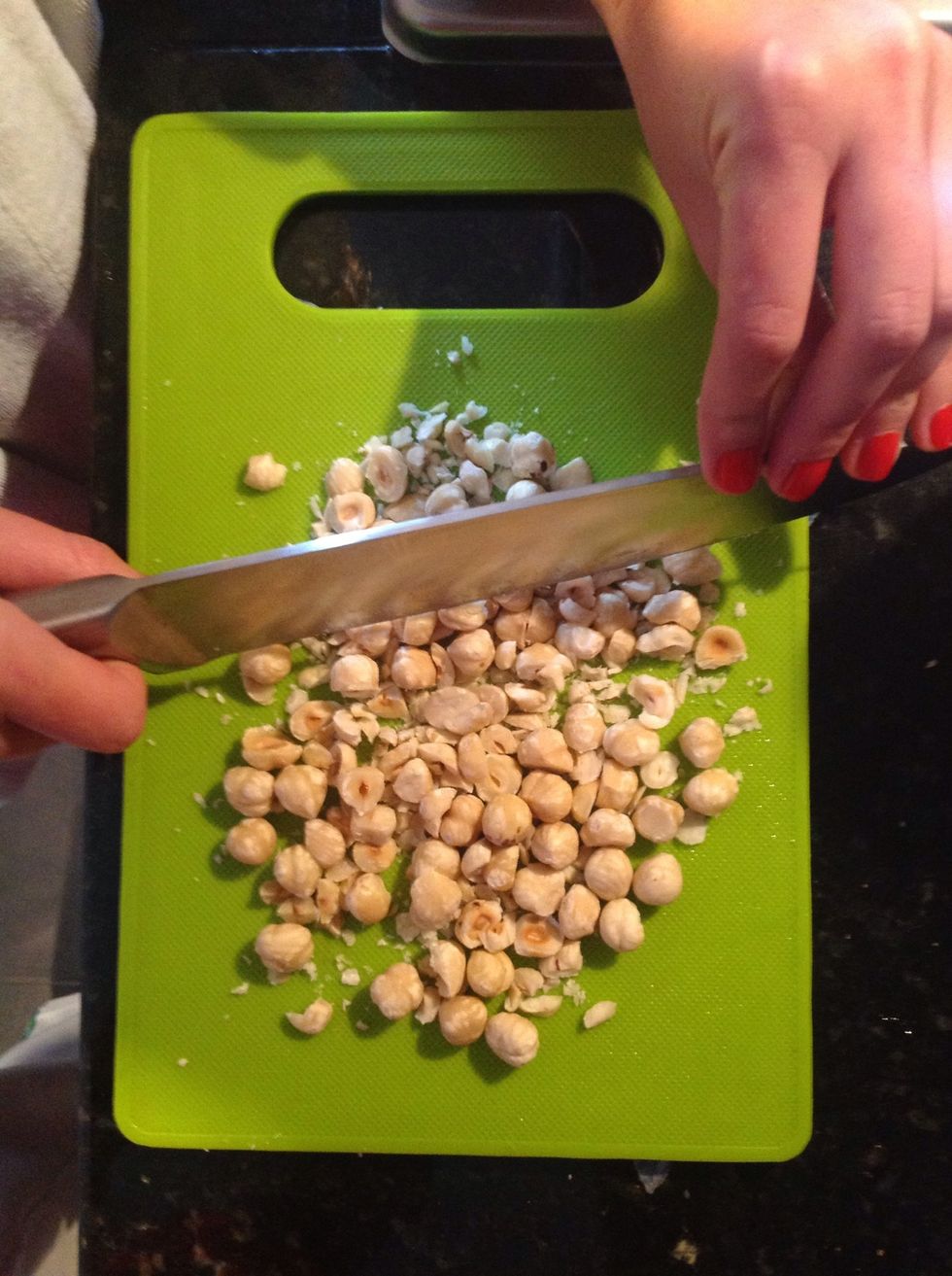 Pica las avellanas (no muy chiquitas)