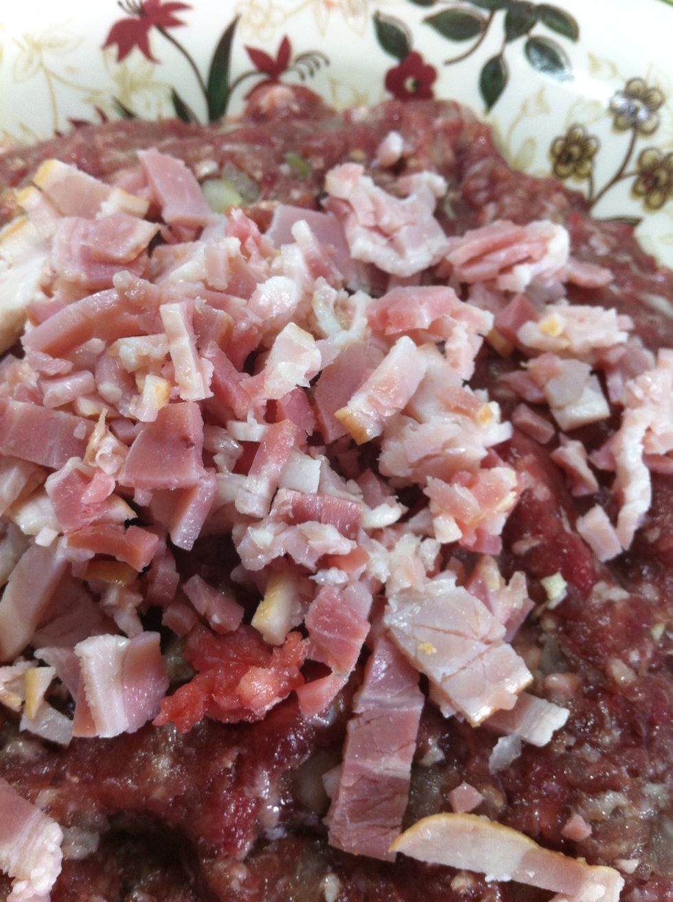 Picamos dos lonchas de bacon en trocitos y se incorporan a la carne picada.