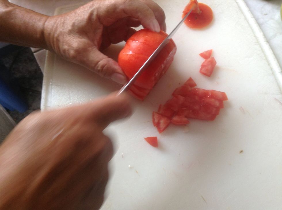 Picamos el resto del tomate en cuadritos
