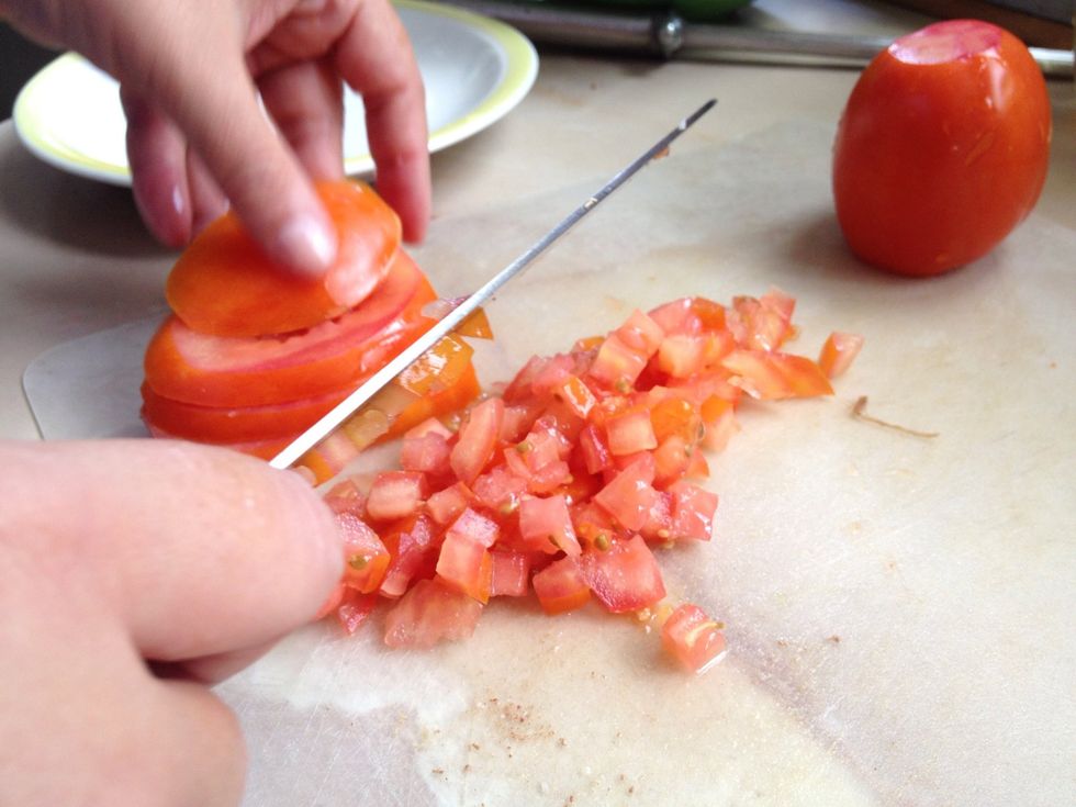Picar en cuadros el tomate para agregar a los ali\u00f1os