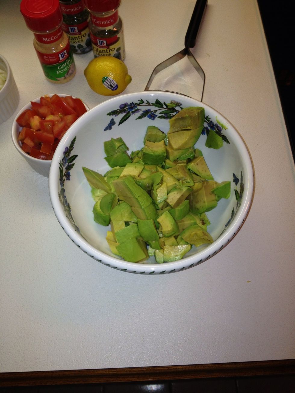 Picen los aguacates. No calenten los aguecates en el horno.