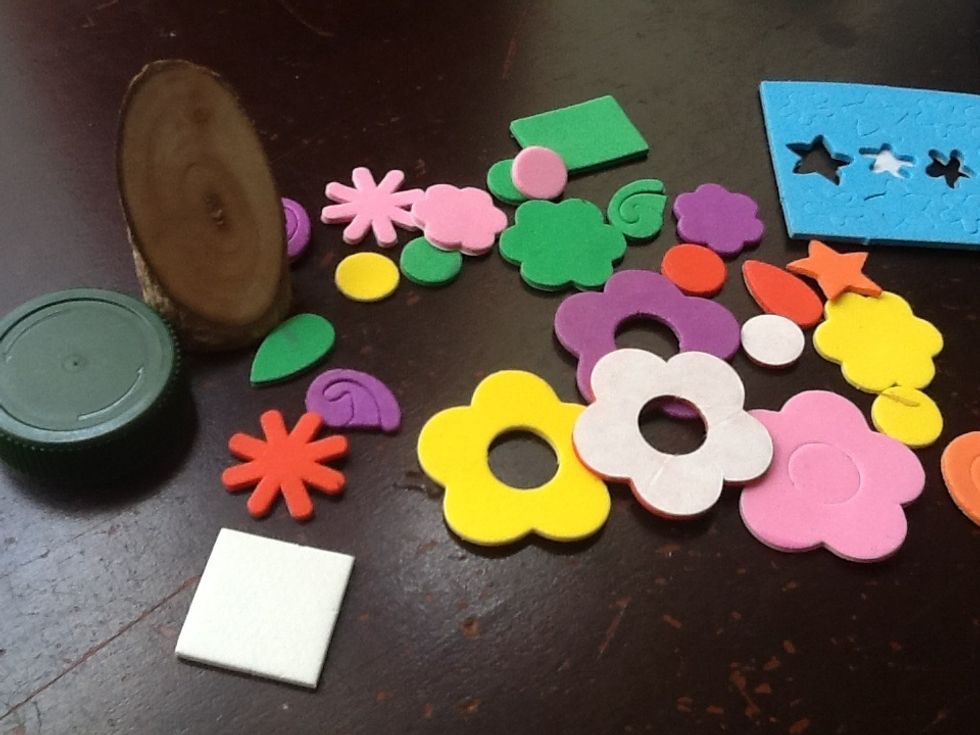Pick foam stickers and botle caps or any other small, plain surface / selecciona los disenos y los objetos que usaras para pegar el foamy