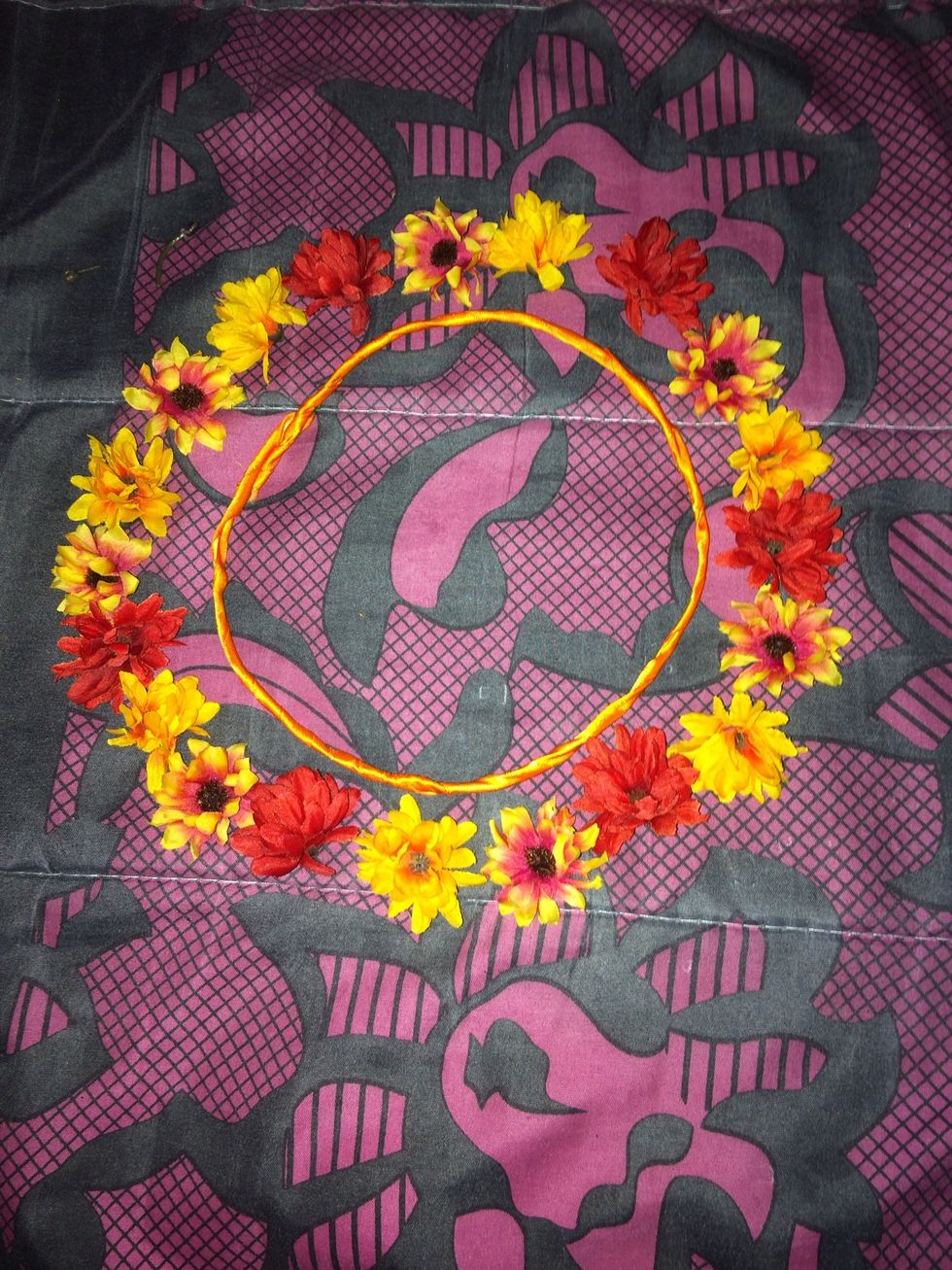Pick out your flowers and arrange them the way you want without gluing them (they should cover the whole base).