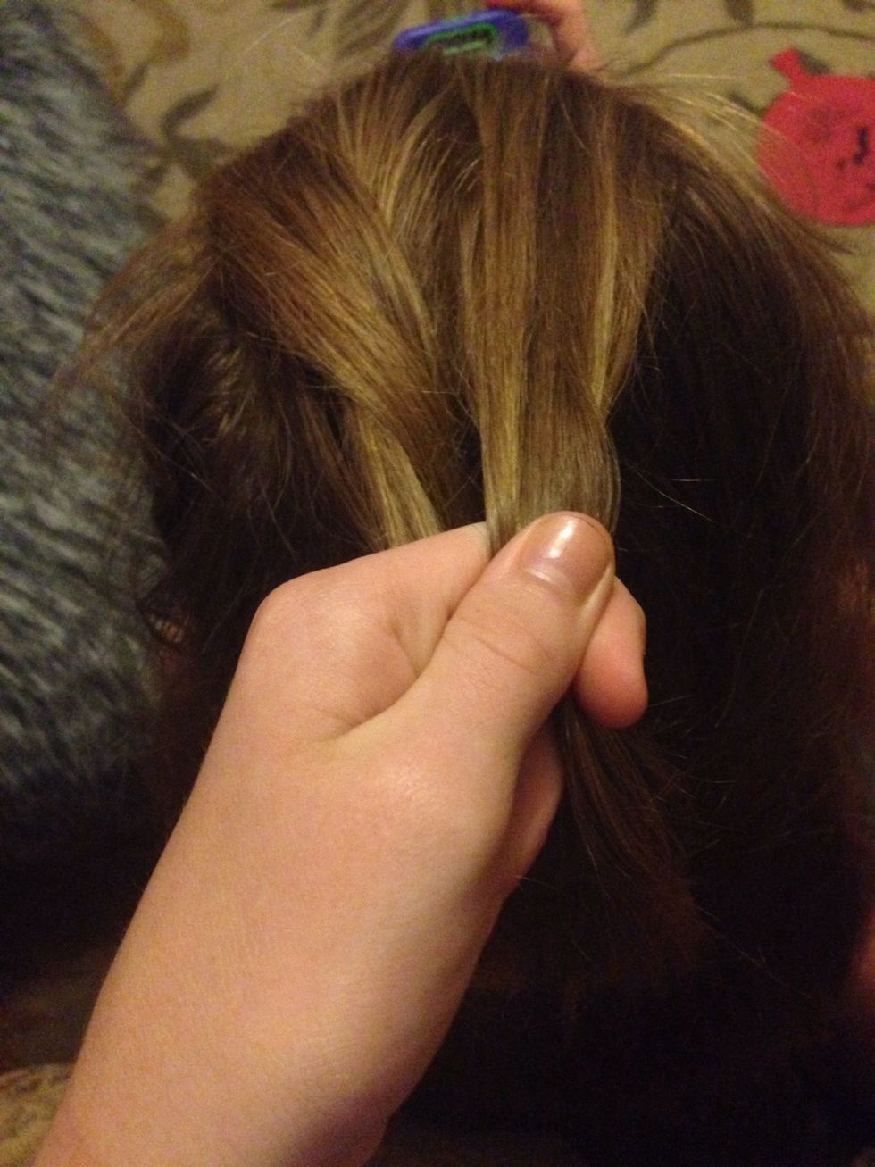 Pick the middle piece up and drop the one you were just holding. So again you're holding the two ends.