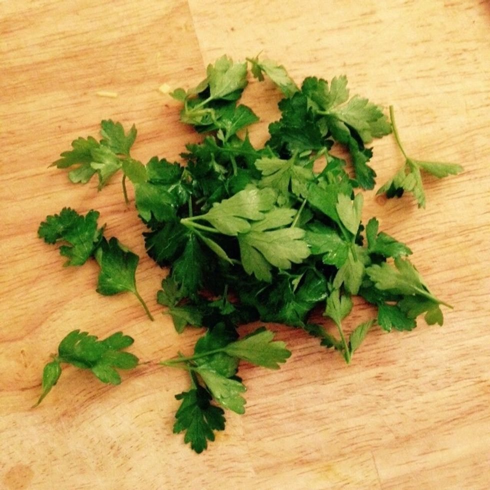 Pick the parsley leaves, rinse and chop them
