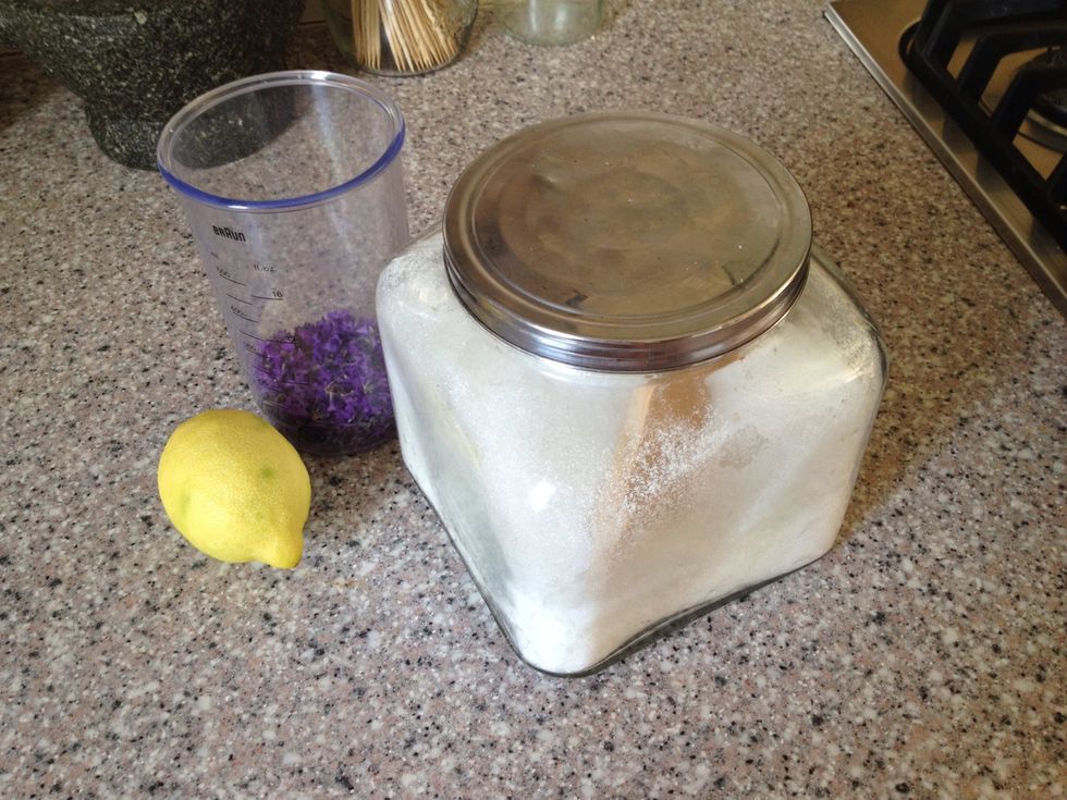 Pick the small flowers of your lavender. 100 ml = 7 tbsp. 1/2kg = 1lb.