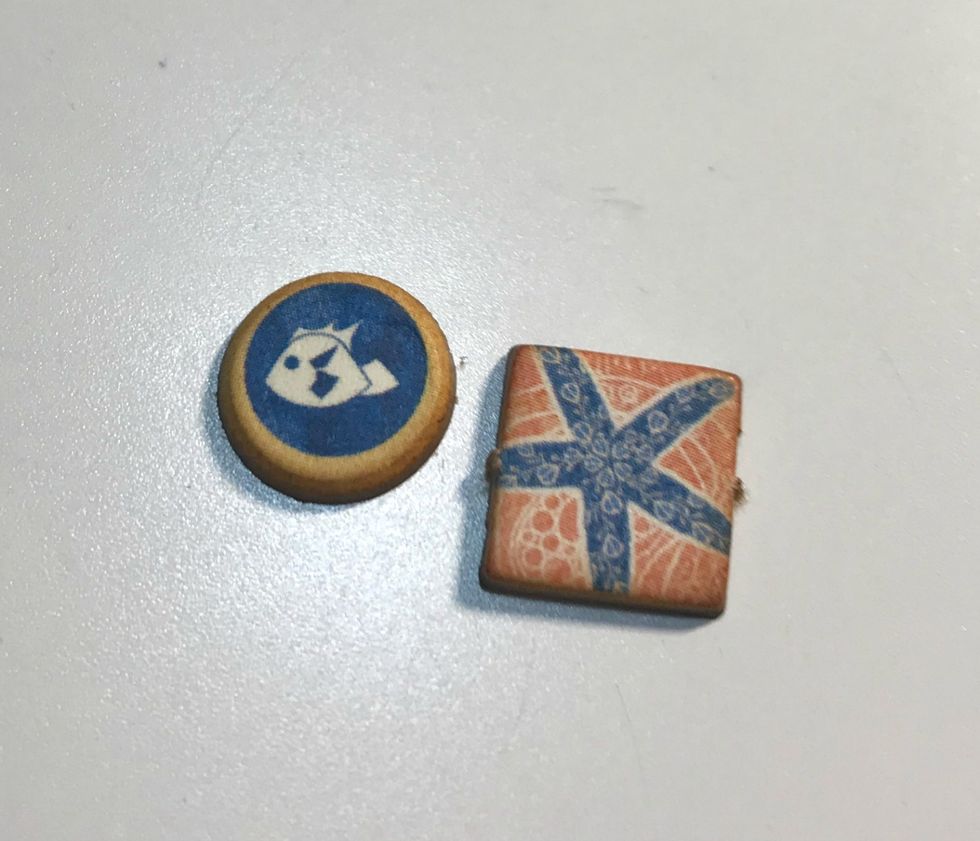 Pick two chipboard elements off of the chipboard sheet.