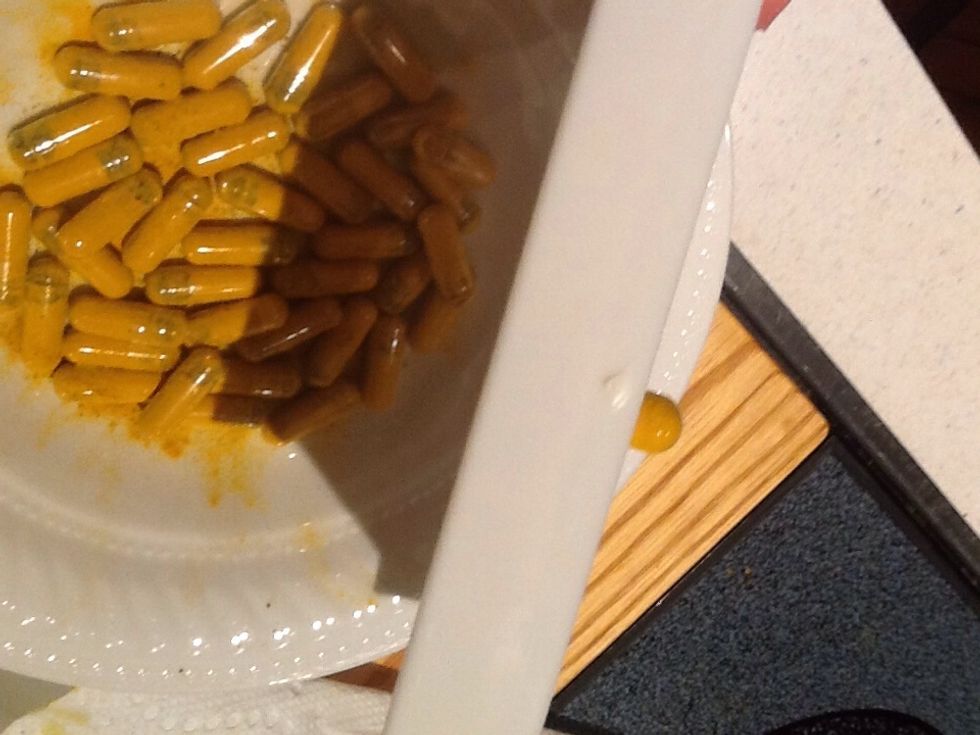 Pick up the cap m quik, turn it over and the filled capsules all fall out easily.