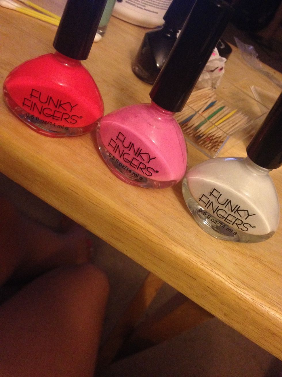 Pick your colors, I choose a coral, pink and white for the end to blend better ((but you can choose another))