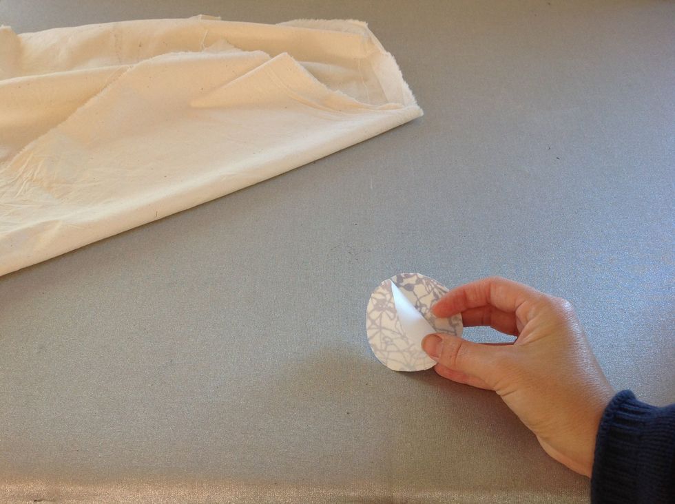 Pilla f\u00f6rsiktigt loss skyddspappret p\u00e5 flisofixen.