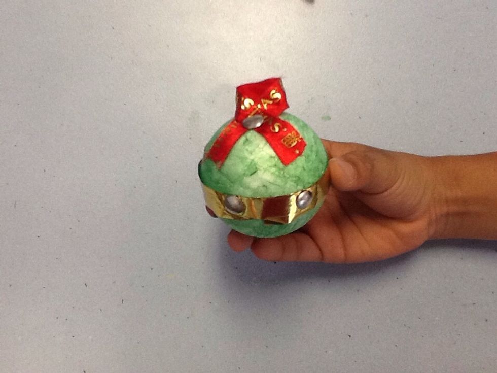Pin a ribbon on top of the ball.