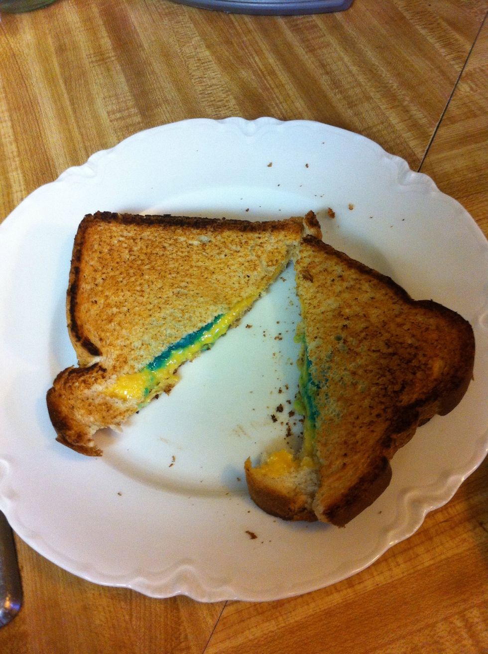 Pin la sandwich en el Plato. Corta la en dos pedazos