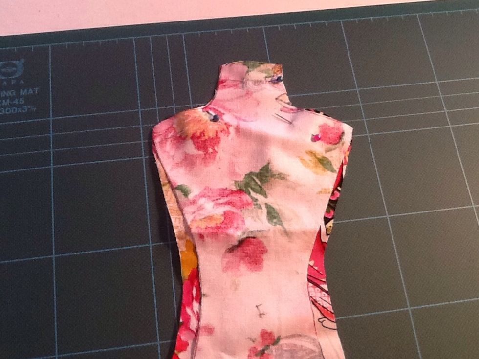 Pin the back to the front- good side to good side, aligning at the neck and shoulders. The sides shouod not match up- obviously, since we have a body shape.