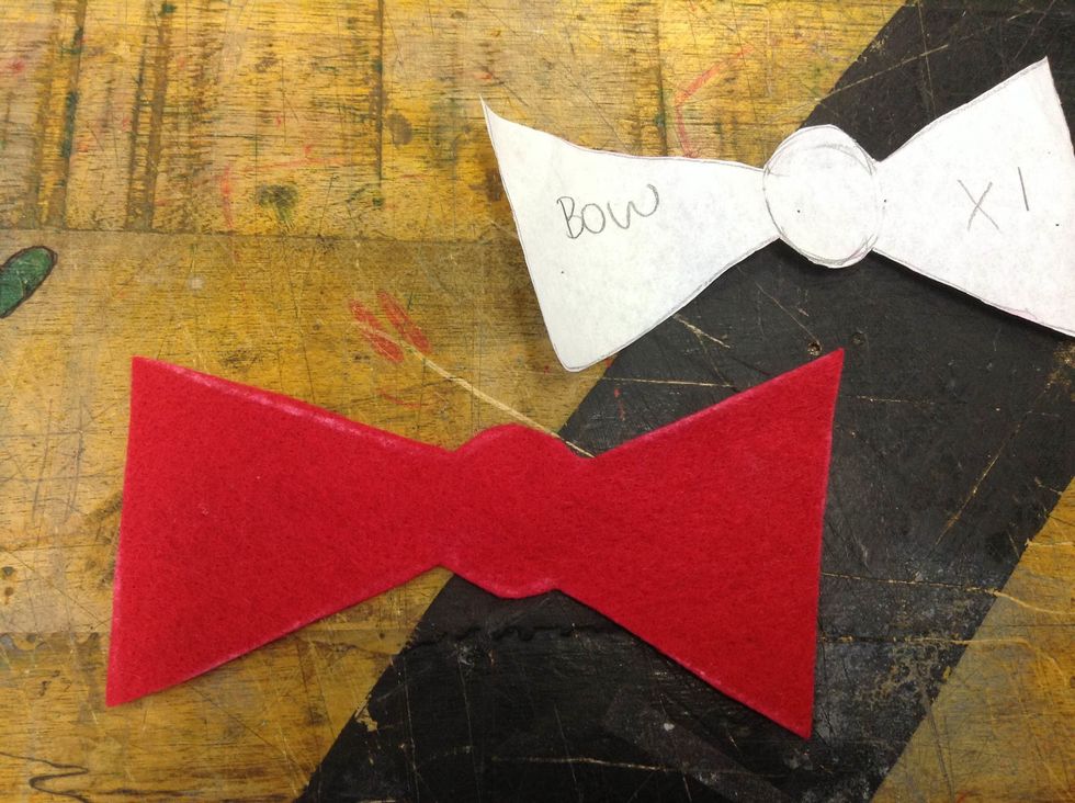 Pin the patterns of the accessories of your monster onto the felt (only one). Trace the shape with chalk. Remove the manifold paper. Cut the accessories in felt with fabric scissors.