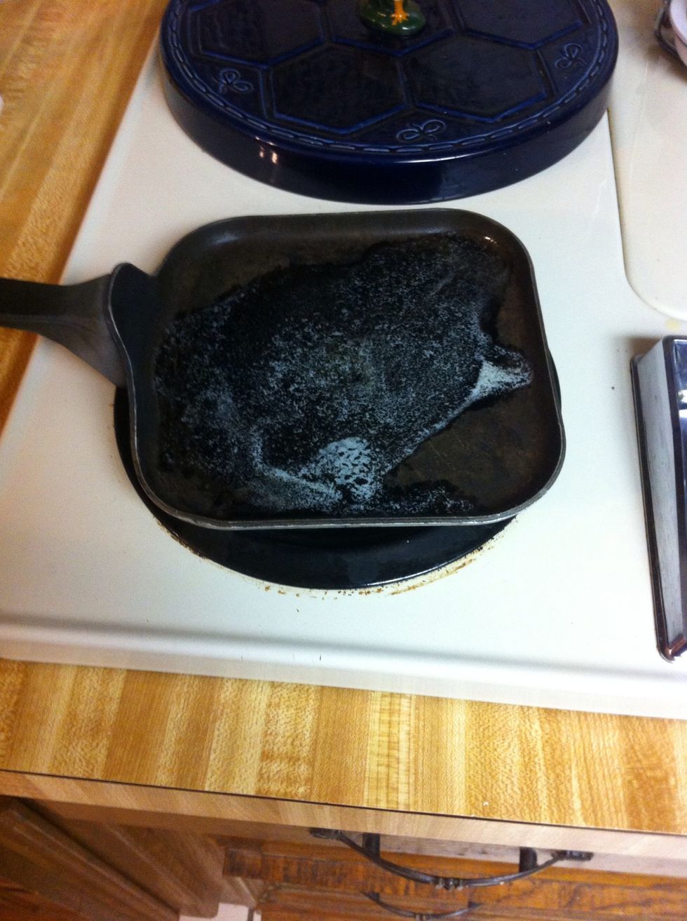 Pin un cucharada la mantequilla en el sart\u00e9n. Fuego la sart\u00e9n la estufa