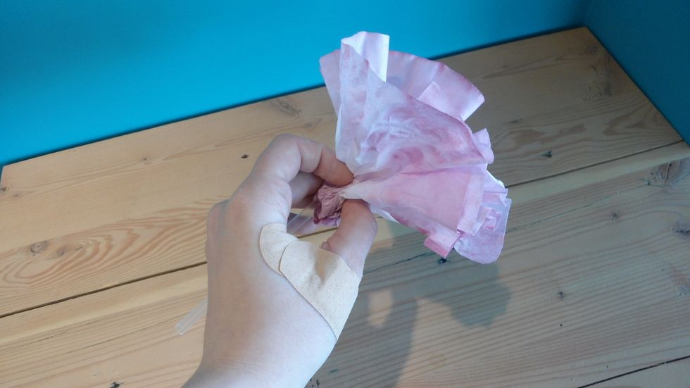 Pinch the bottom of the flower tightly and adjust the shape.