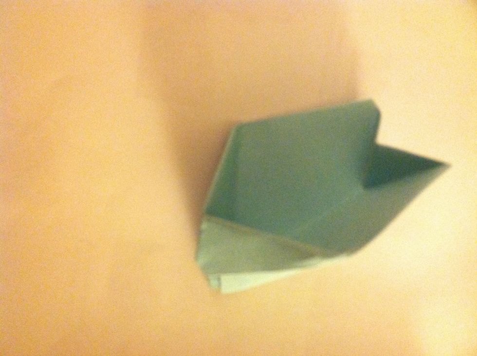 Pinch the opposite side to make the end fold in.