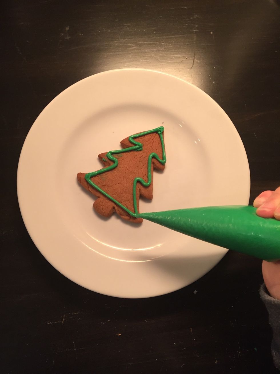 Pipe a thick line all around the cookie.