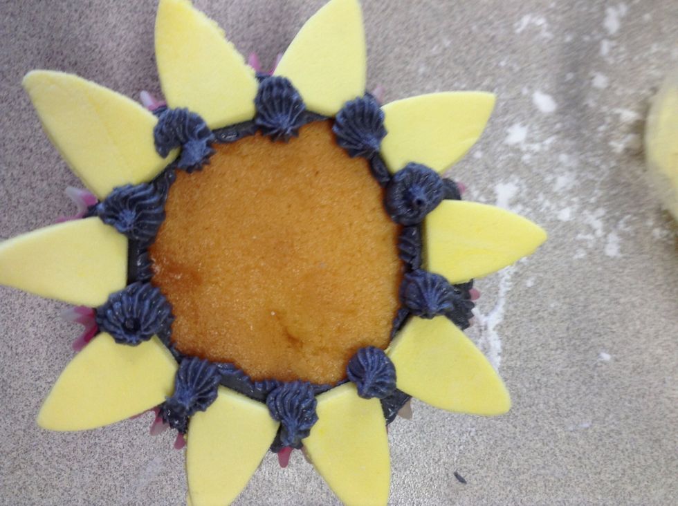 Pipe dots in between the big petals