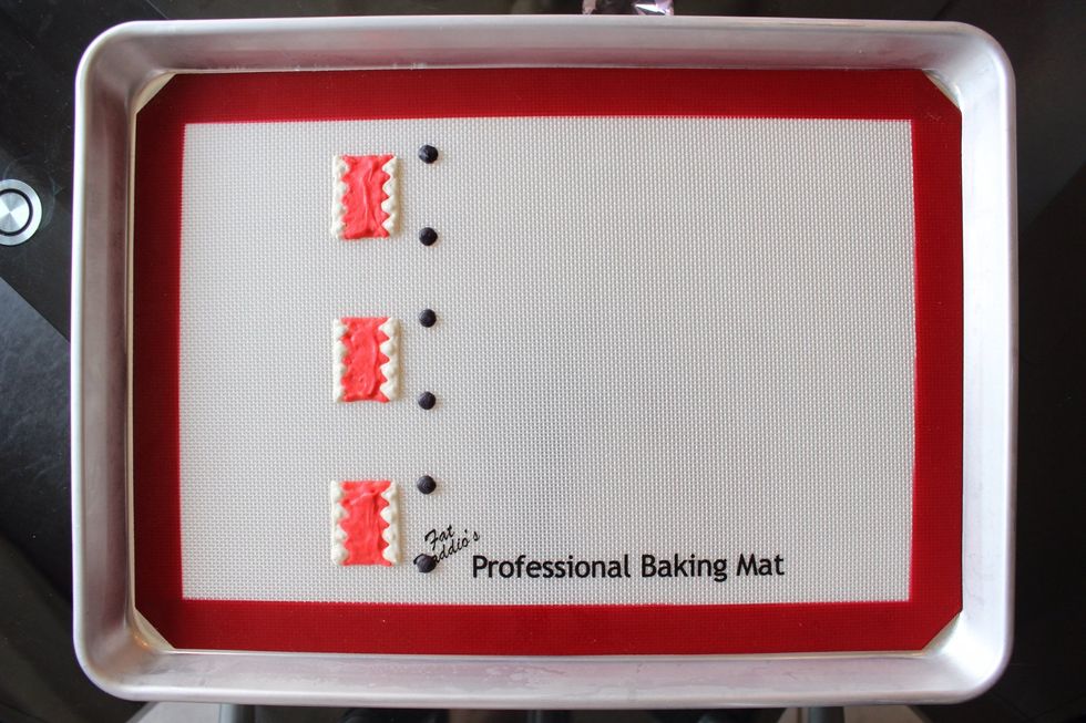 Pipe in the red mouth. Freeze for 5-10 minutes.