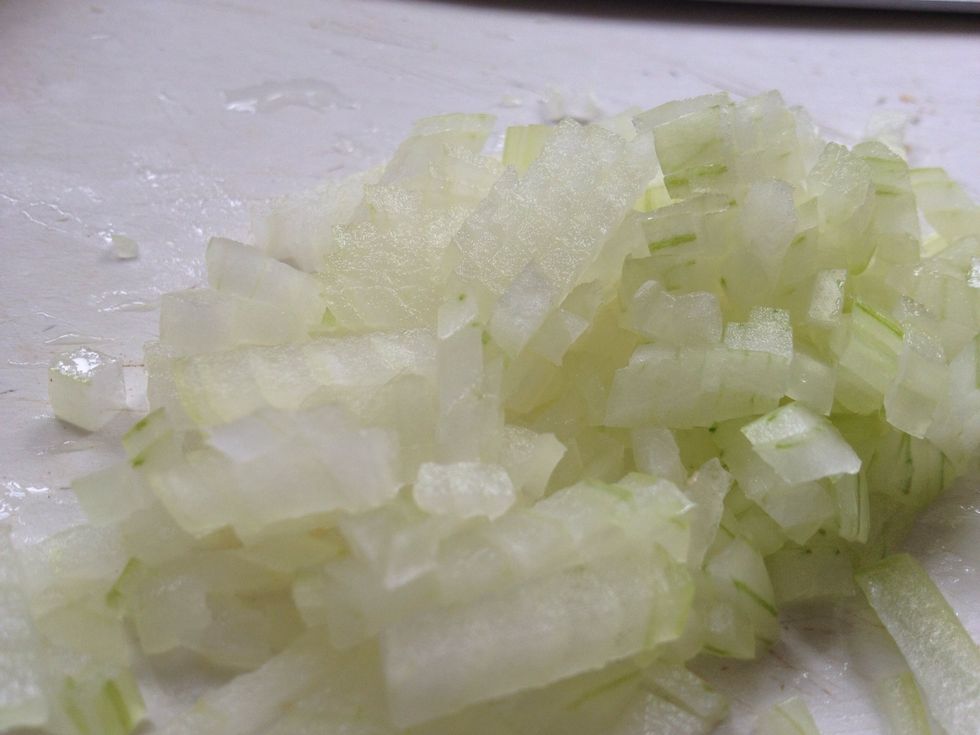 Pique a cebola em peda\u00e7os bem pequenos.