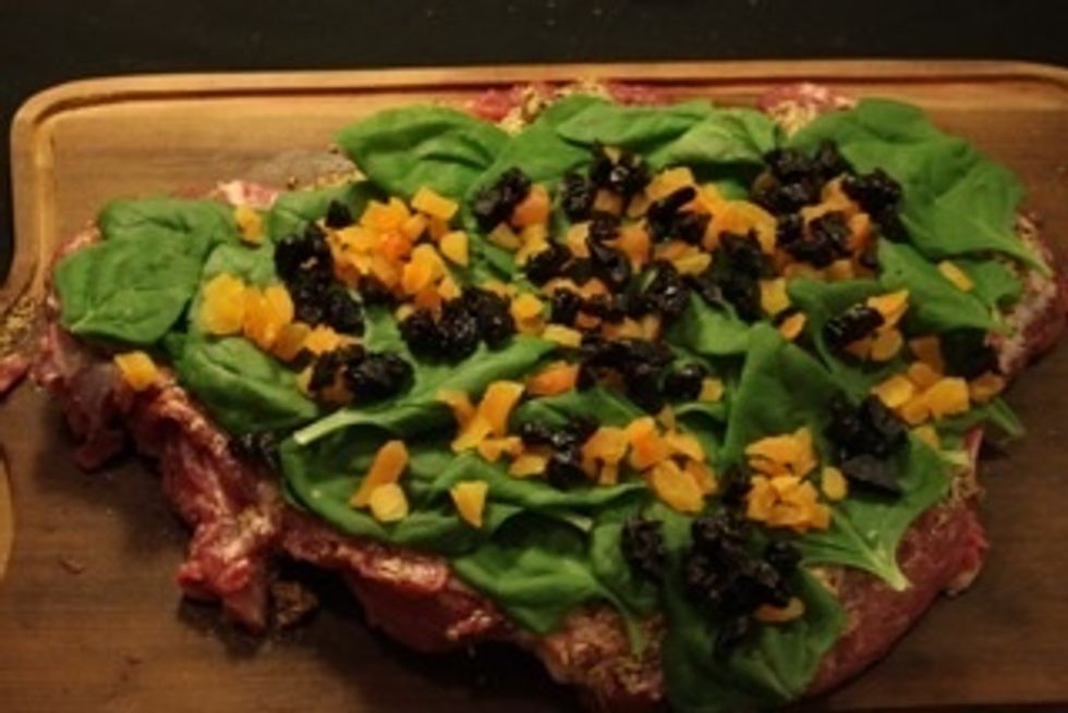 Pique as ameixas  em cubos pequenos e distribua acima.