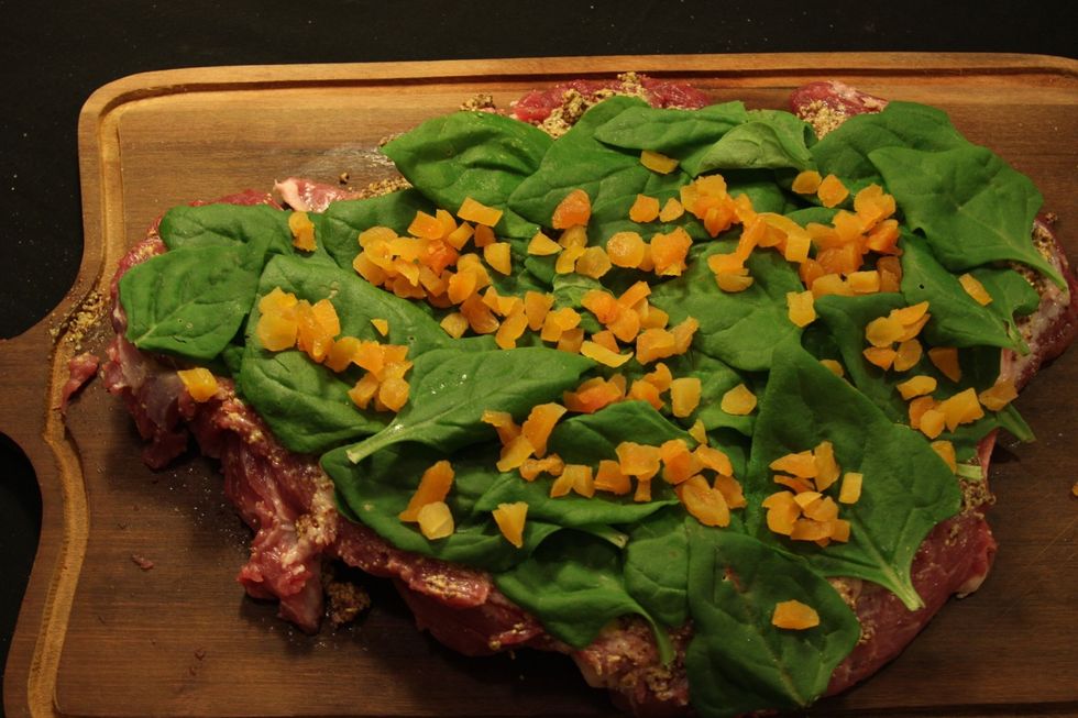 Pique os damascos em cubos pequenos e distribua acima da espinafre.