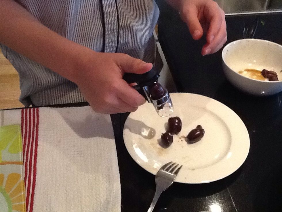 Pit 100g of black olives