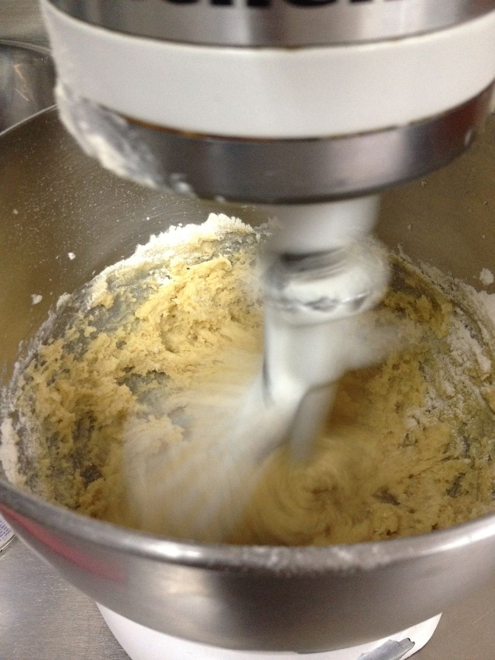 Pizca de sal y batir poco a poco para que no salte.// add a pinch of salt and beat slowly , being careful 'cause it could get out of the bowl.