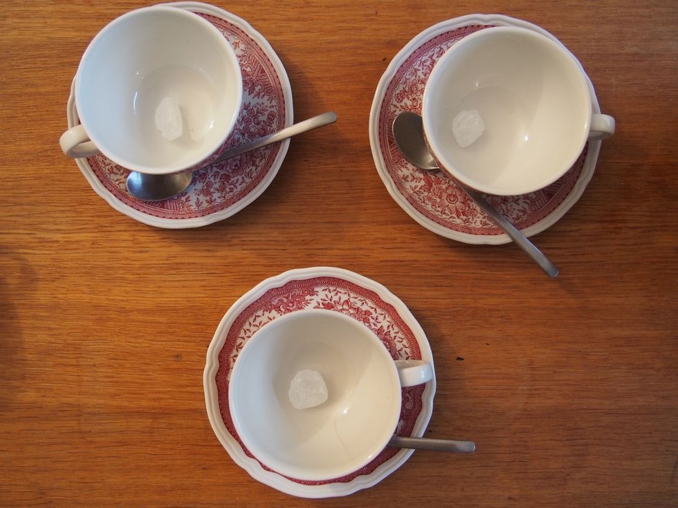 Place 1-2 Kluntjes (white rock sugar) into the teacups.
