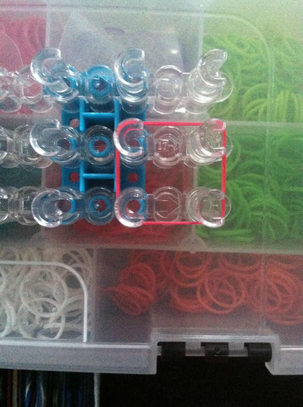 Place 1 red band on all four pegs