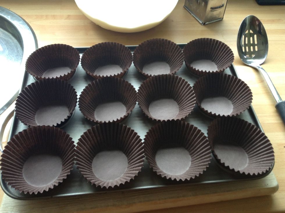 Place 12 muffin cases in a muffin tray and set aside