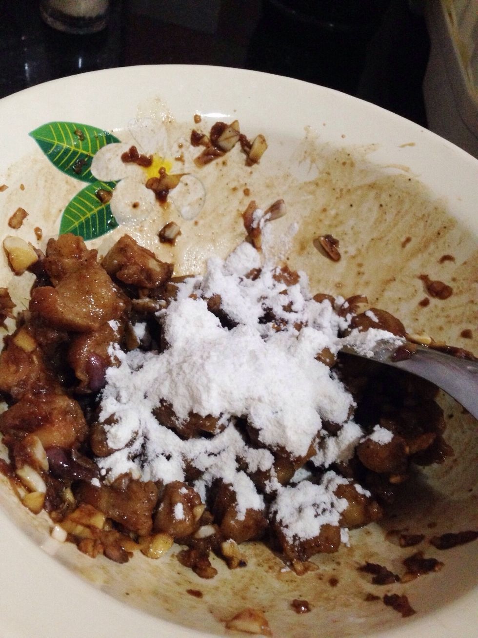 place 2 tbs of flour and soy-garlic mixture to fried chicken knees, which drained excess oil, until dissolve.