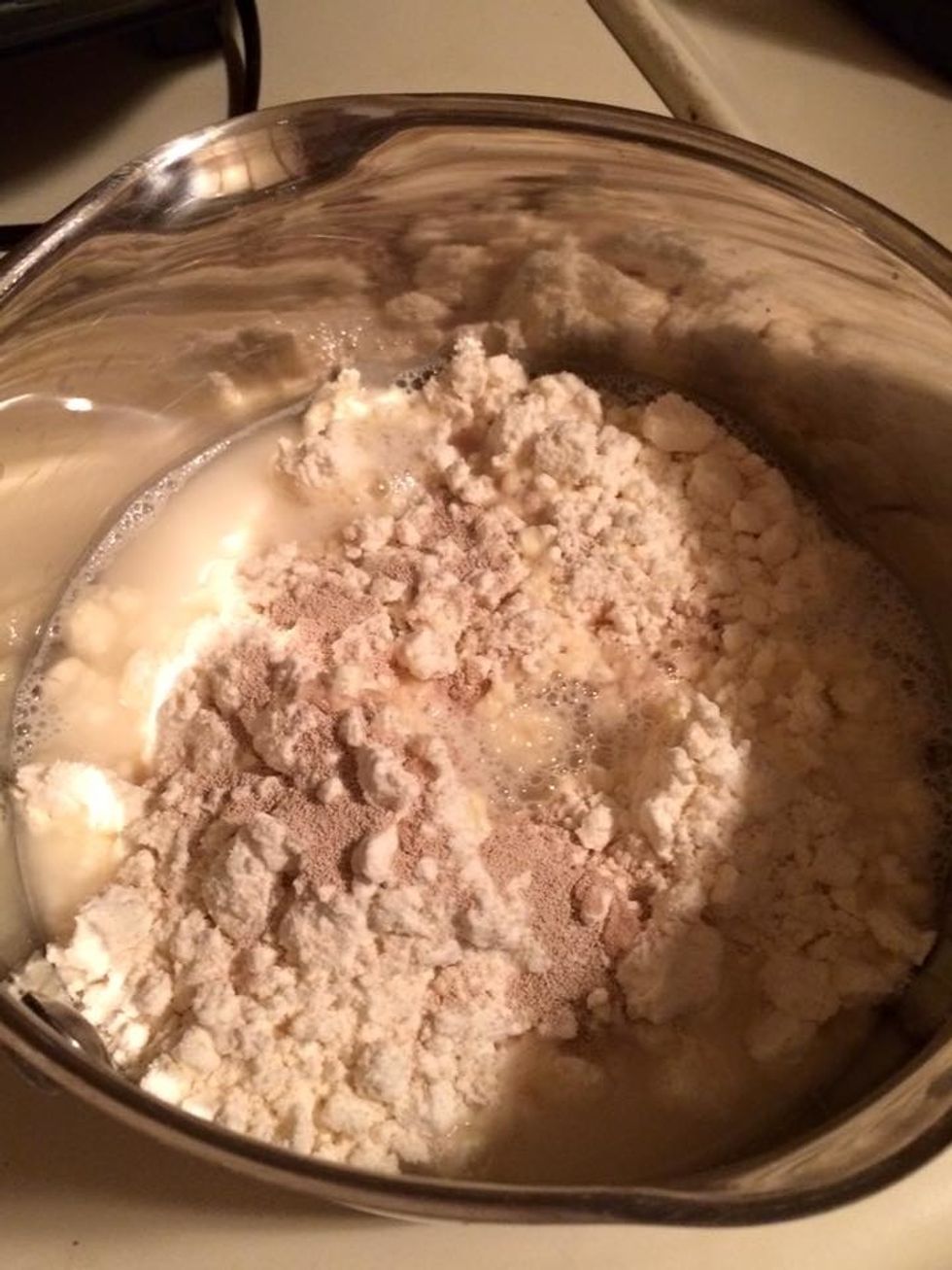 Place 8 ounce of lukewarm water into a mixing bowl. Add 3 tbs white sugar, 4g yeast, 1 ts salt, 2 tbs vegetable oil, and stir it well.