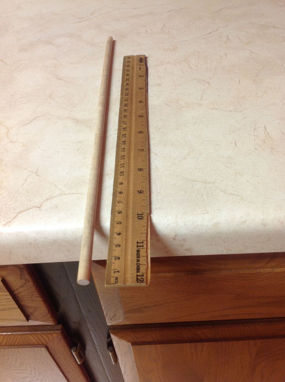 Place a dowel on the edge of the desk so it sticks out 5 cm.