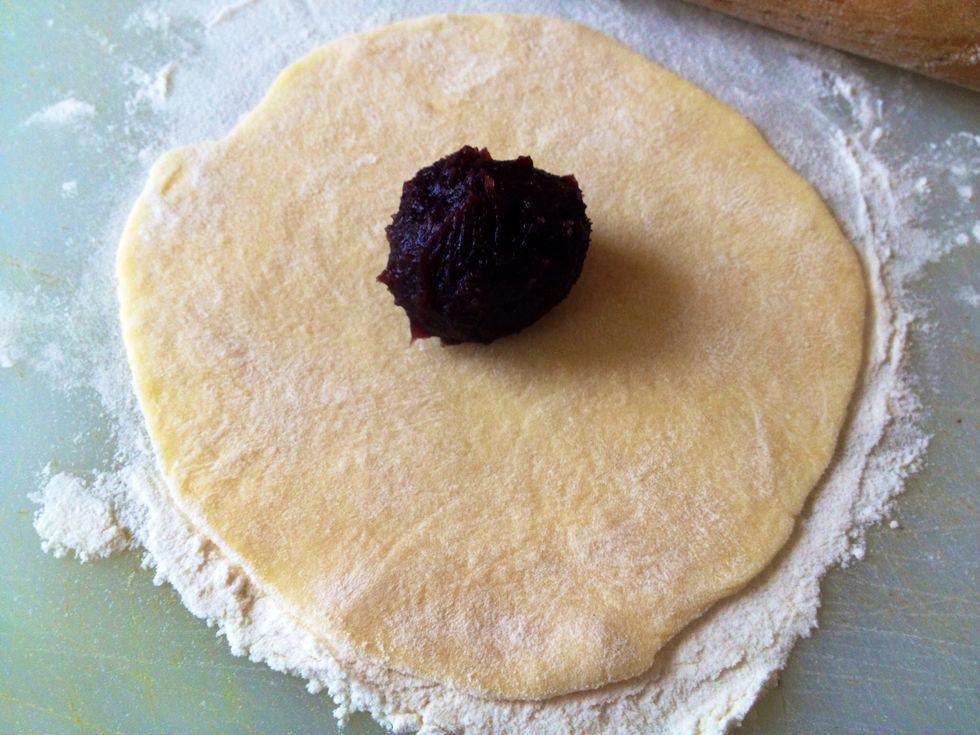 Place a red bean ball in the middle of the dough.