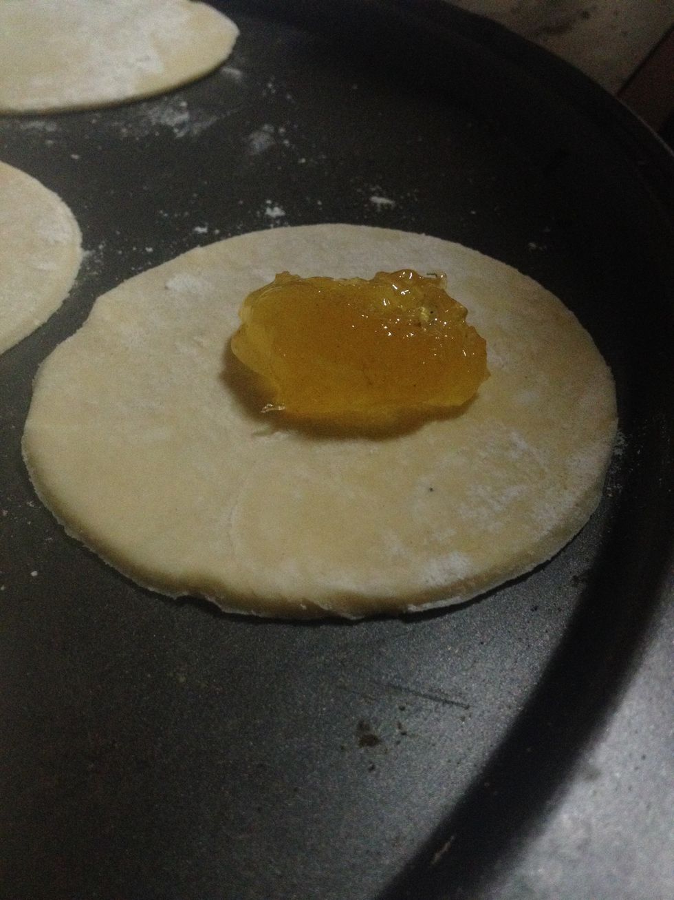 Place a spoonful of pineapple jam on the pastry.